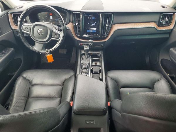 2021 VOLVO XC60 Momentum