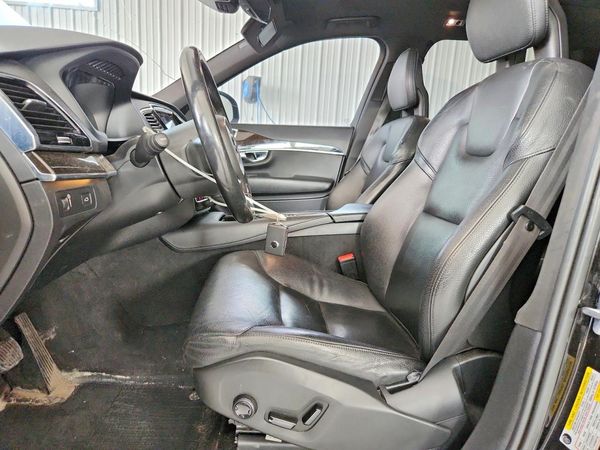 2017 VOLVO XC90 Momentum