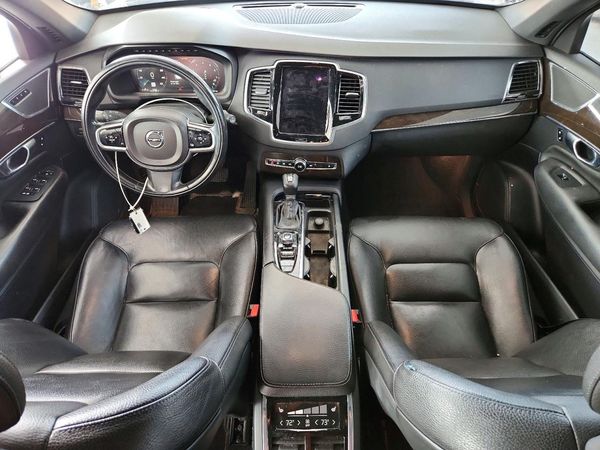 2017 VOLVO XC90 Momentum
