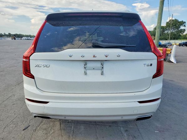 2018 VOLVO XC90 Momentum