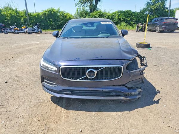 2017 VOLVO S90 Momentum