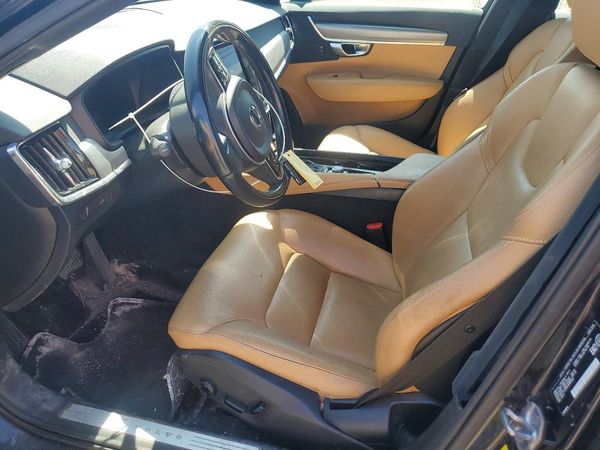 2017 VOLVO S90 Momentum