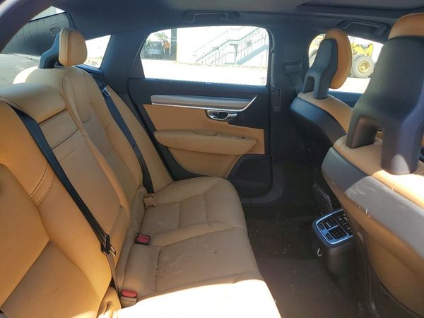 2017 VOLVO S90 Momentum