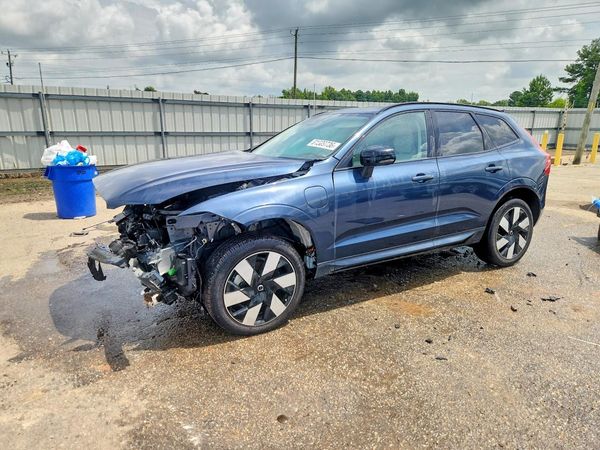 2025 VOLVO XC60 Plus Dark — Front 3/4