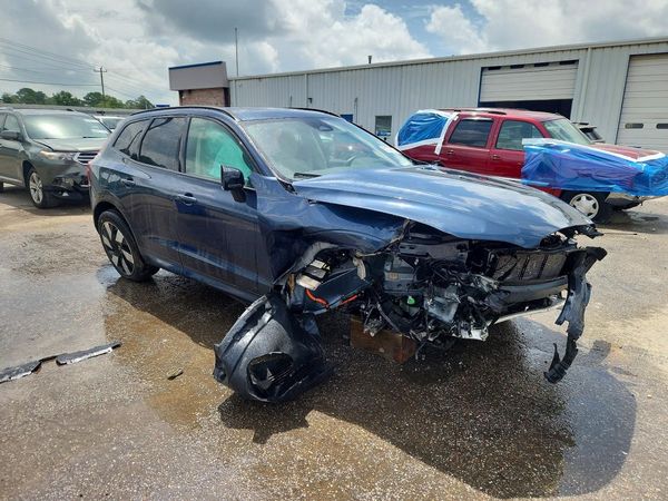 2025 VOLVO XC60 Plus Dark — Passenger 3/4