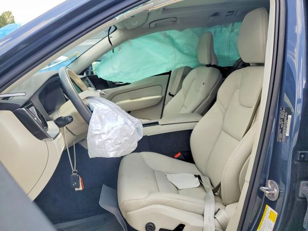 2025 VOLVO XC60 Plus Dark — DENT