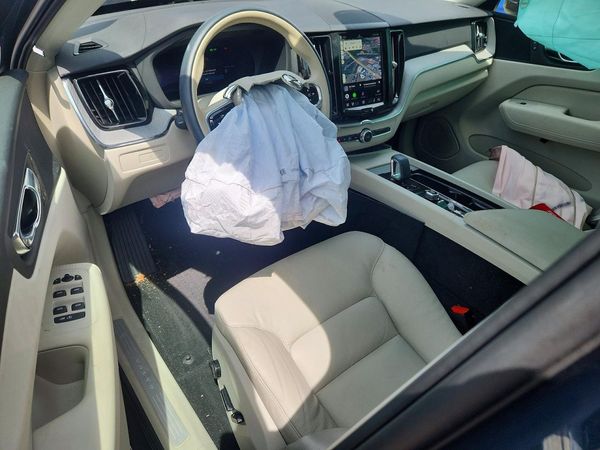 2025 VOLVO XC60 Plus Dark — CKPT