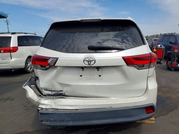 2018 TOYOTA HIGHLANDER LE/LE Plus