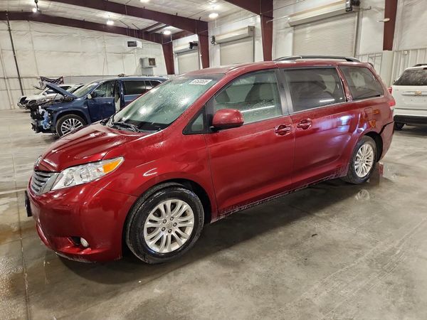 2014 TOYOTA SIENNA