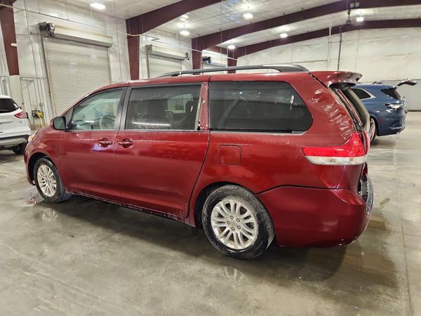 2014 TOYOTA SIENNA