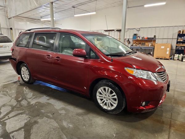 2014 TOYOTA SIENNA