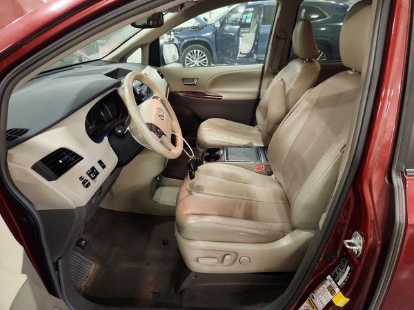 2014 TOYOTA SIENNA