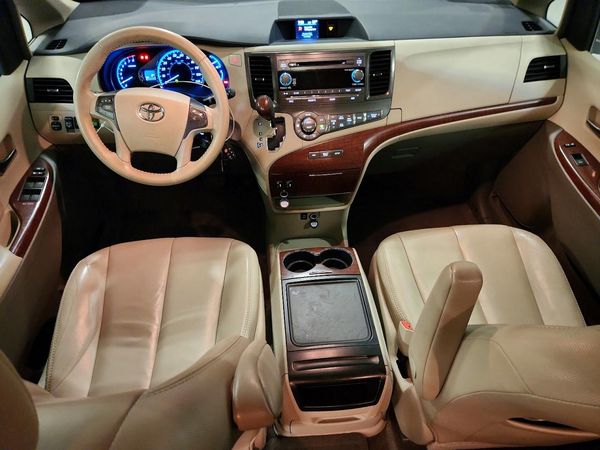 2014 TOYOTA SIENNA