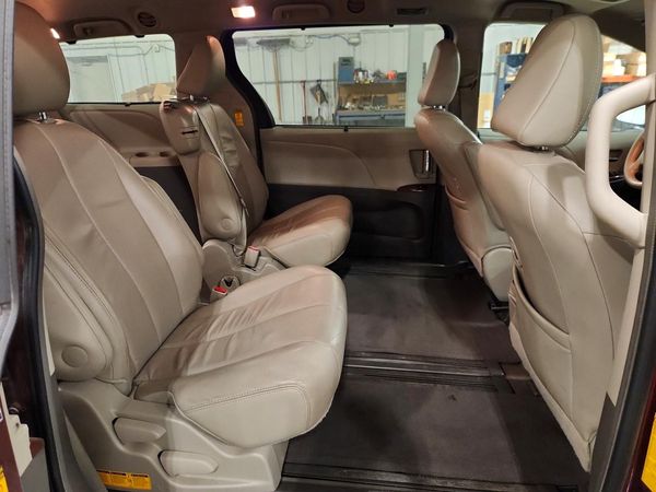 2014 TOYOTA SIENNA