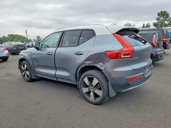 2019 VOLVO XC40 Momentum