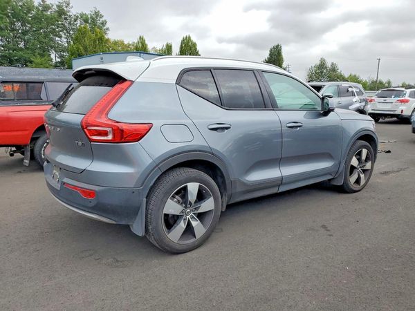 2019 VOLVO XC40 Momentum