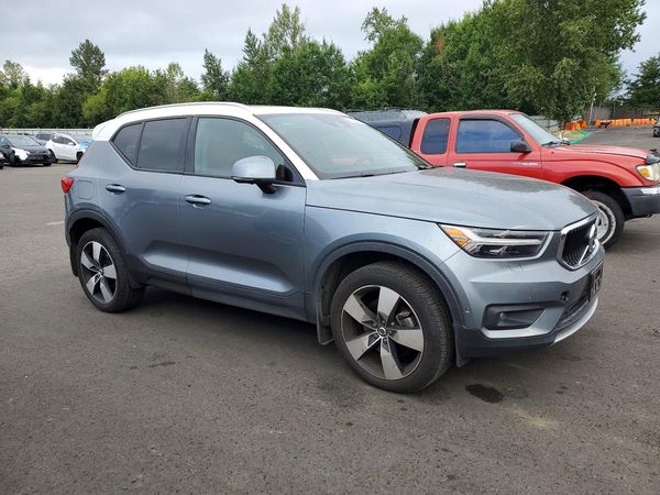 2019 VOLVO XC40 Momentum