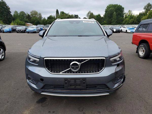 2019 VOLVO XC40 Momentum