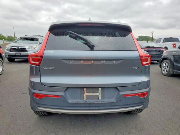 2019 VOLVO XC40 Momentum