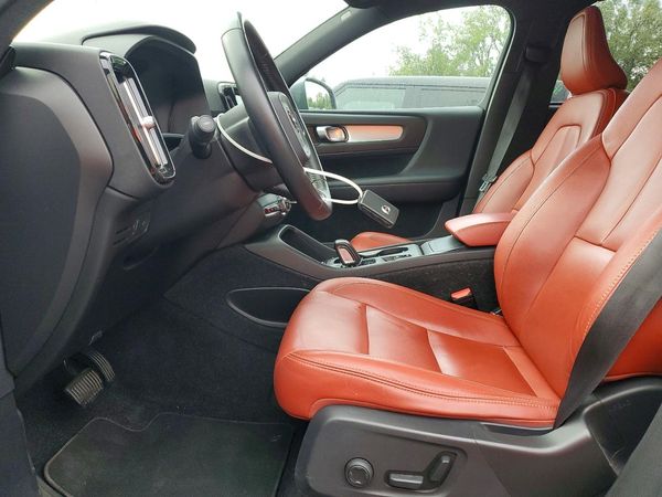 2019 VOLVO XC40 Momentum