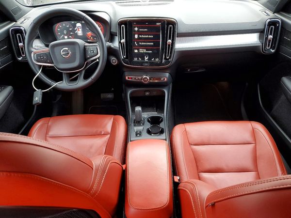 2019 VOLVO XC40 Momentum