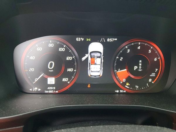2019 VOLVO XC40 Momentum