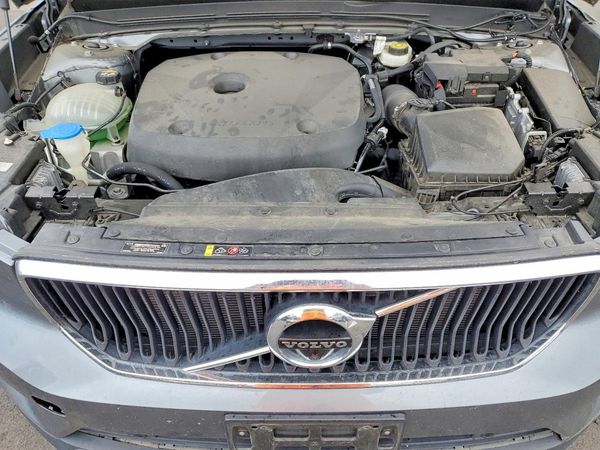 2019 VOLVO XC40 Momentum