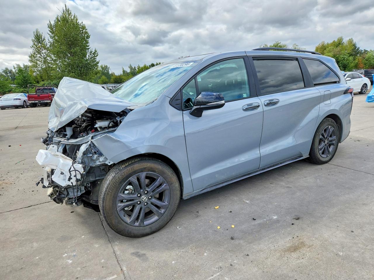 2025 TOYOTA SIENNA XSE — Front 3/4