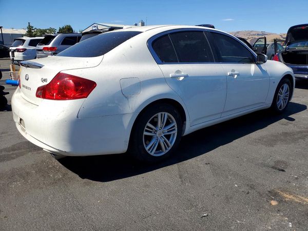 2015 INFINITI Q40