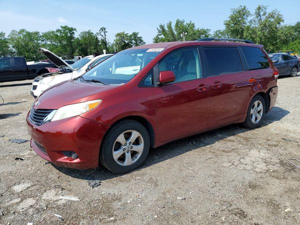 2012 TOYOTA SIENNA