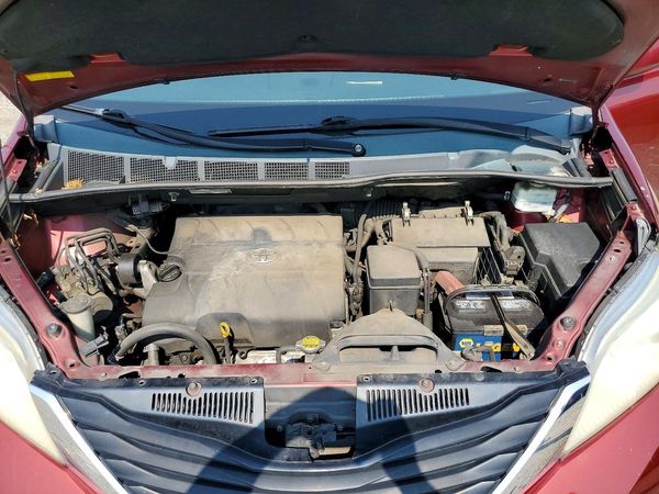 2012 TOYOTA SIENNA