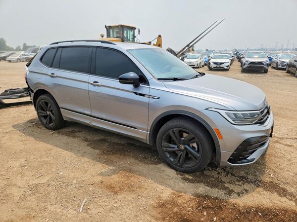 2024 VOLKSWAGEN TIGUAN 4Motion SE R-Line Black