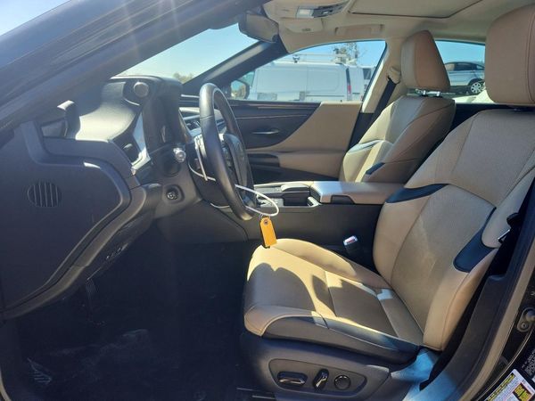 2021 LEXUS ES 300h Premium