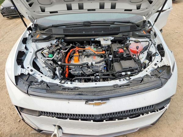 2025 CHEVROLET EQUINOX LT 2 PDE — Engine bay