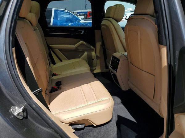 2022 PORSCHE CAYENNE Base