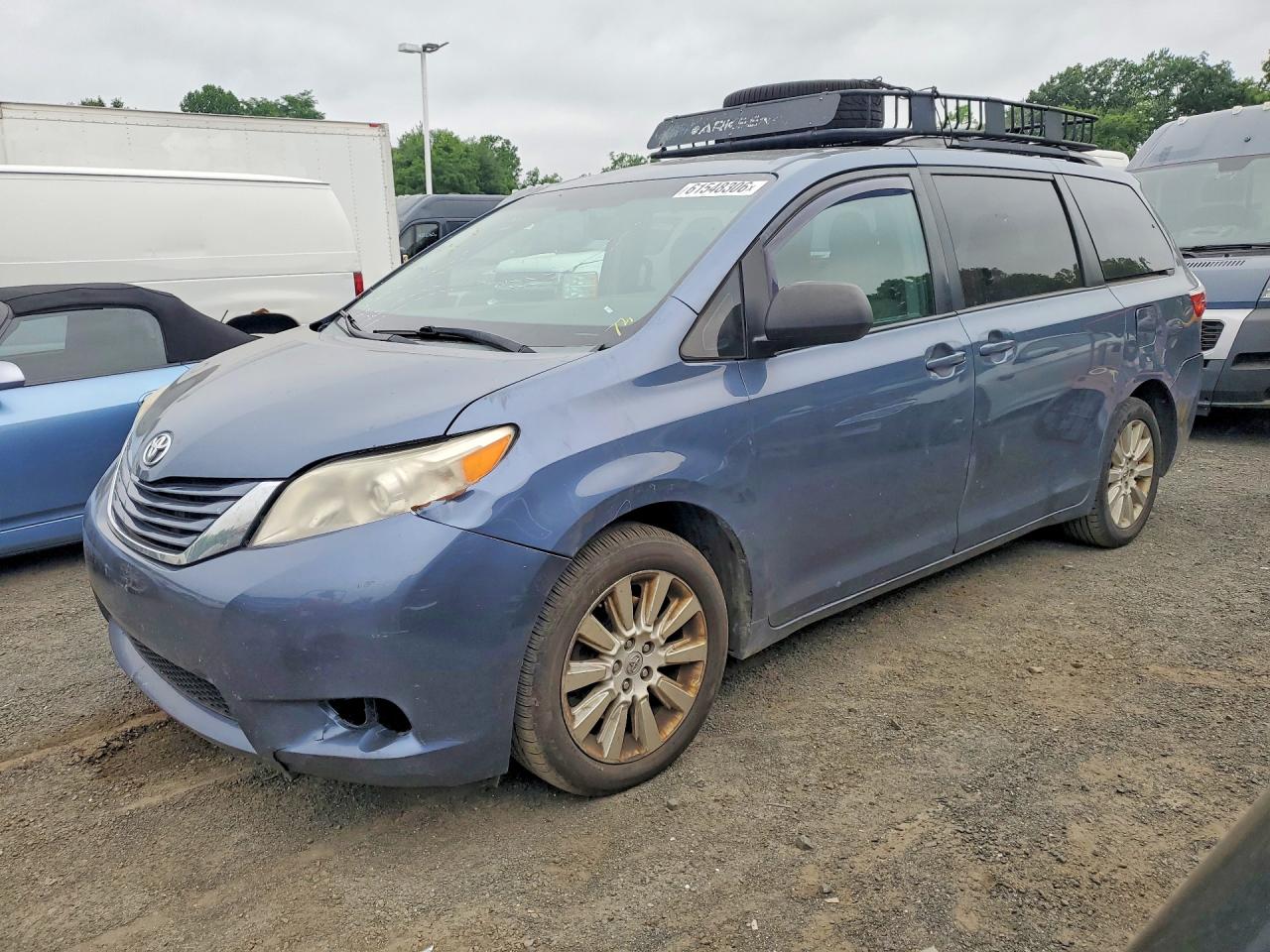 2015 TOYOTA SIENNA — Front 3/4