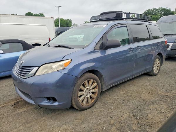 2015 TOYOTA SIENNA — Front 3/4