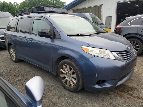 2015 TOYOTA SIENNA — Passenger 3/4