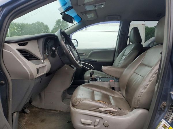 2015 TOYOTA SIENNA — DENT