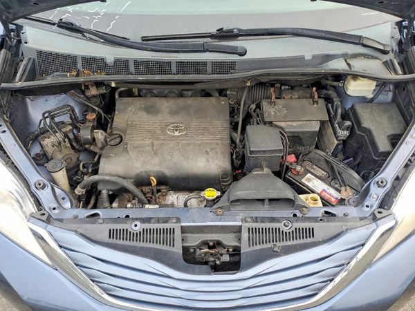 2015 TOYOTA SIENNA — Engine bay