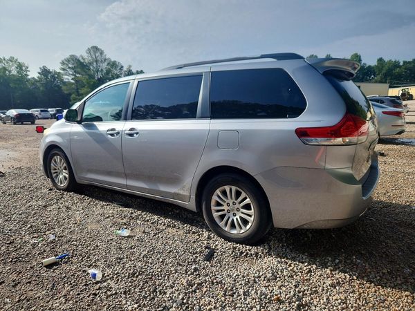 2013 TOYOTA SIENNA