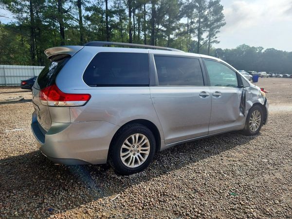 2013 TOYOTA SIENNA