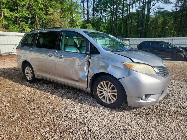 2013 TOYOTA SIENNA