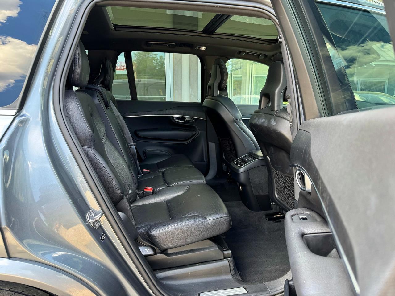 2020 VOLVO XC90 Momentum