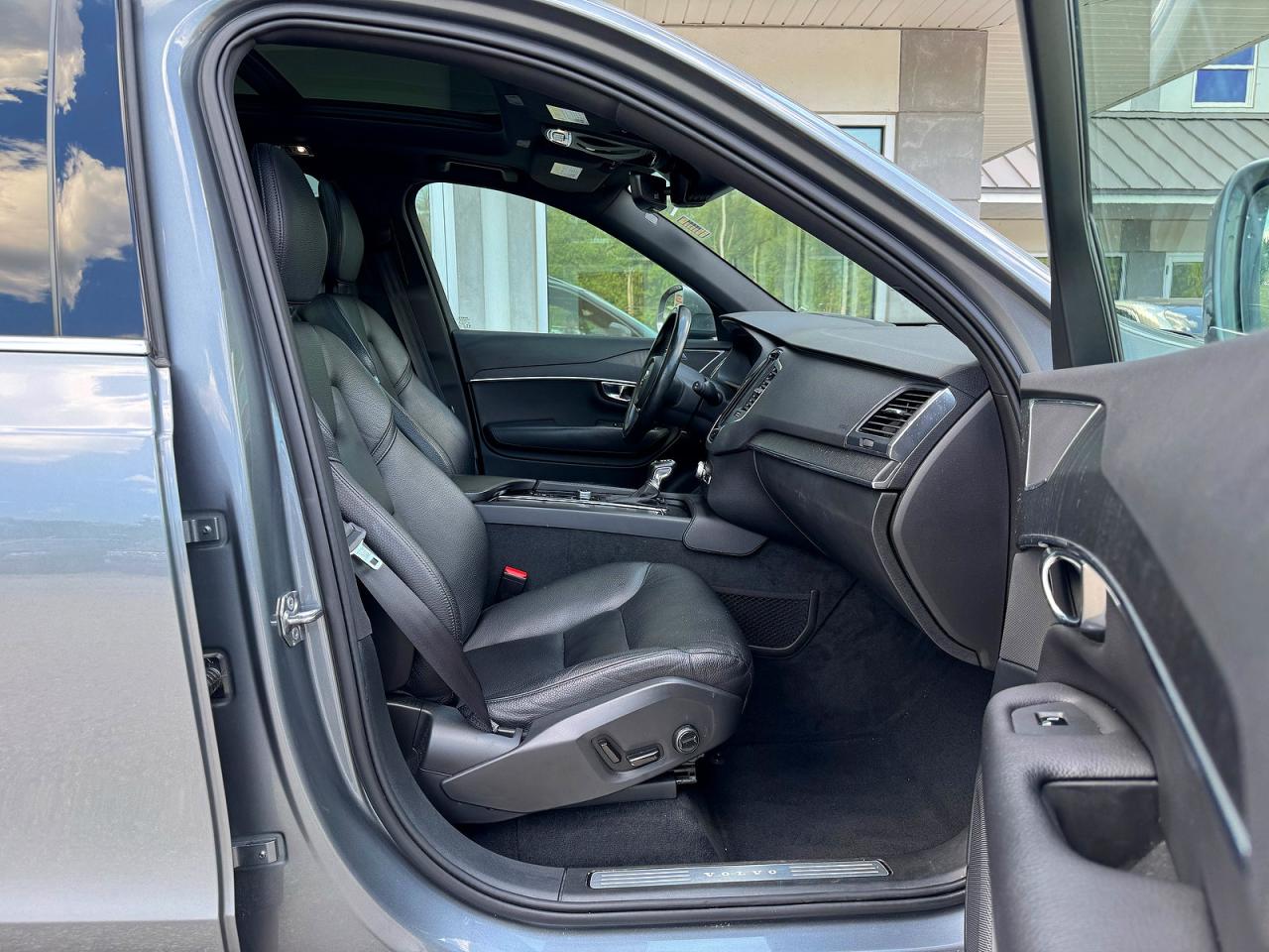 2020 VOLVO XC90 Momentum