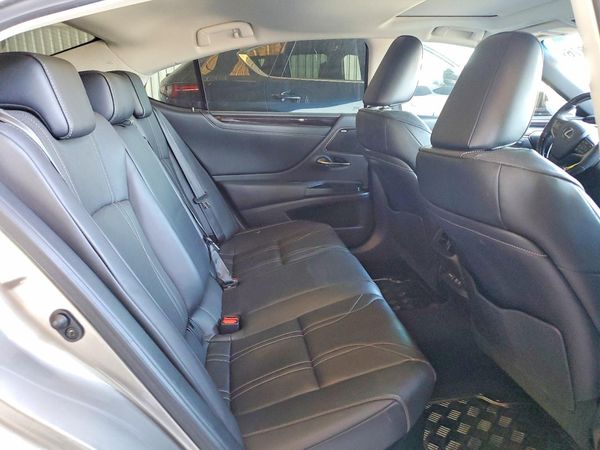 2020 LEXUS ES 300h Luxury