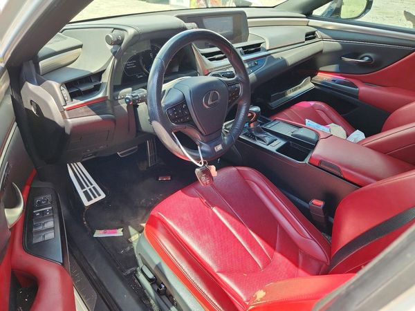 2019 LEXUS ES