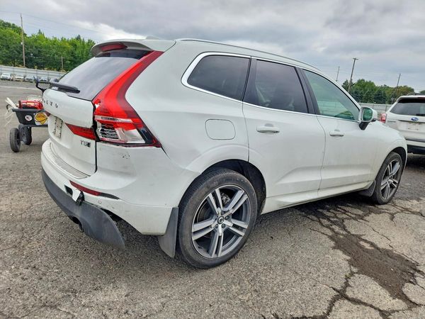 2021 VOLVO XC60 Momentum