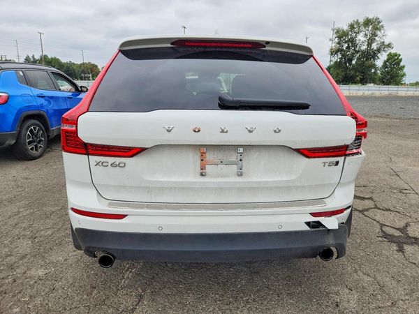 2021 VOLVO XC60 Momentum