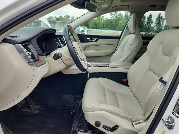2021 VOLVO XC60 Momentum